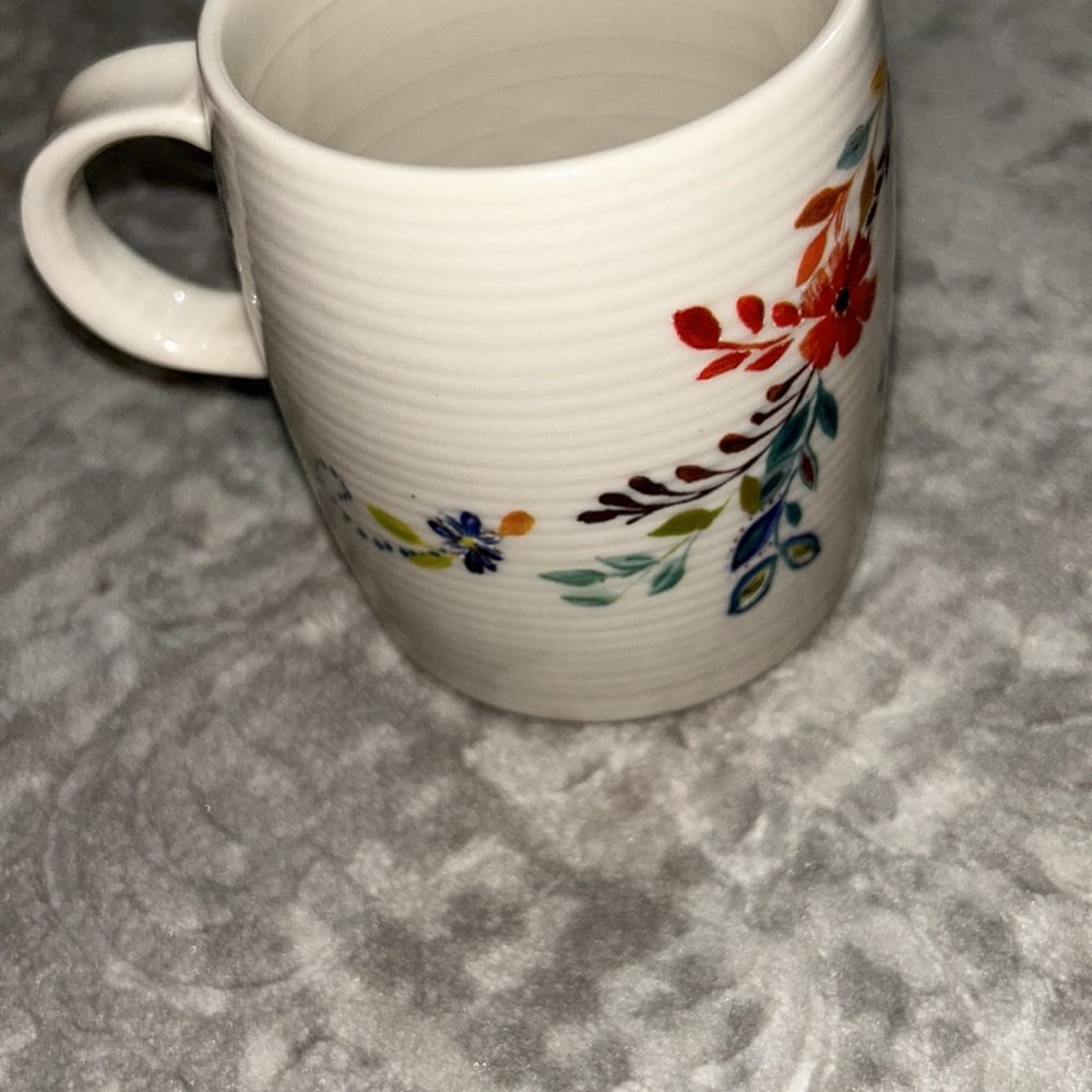 Beautiful L designed Mug - Picture 4 of 8